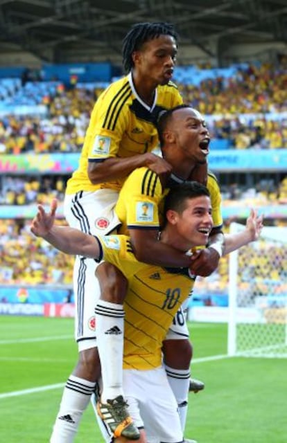 James Rodríguez celebra, junto a Cuadrado y Zúñiga, su gol a Grecia