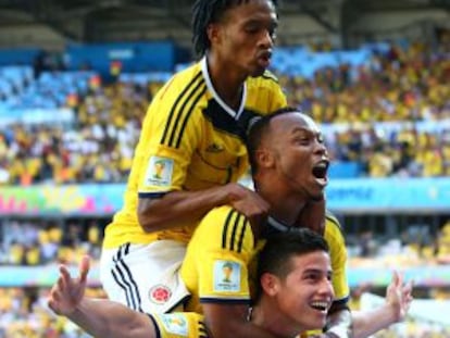 James Rodríguez celebra, junto a Cuadrado y Zúñiga, su gol a Grecia