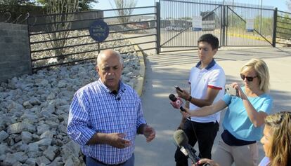 El alcalde de Nogales, Arturo Garino, habla a los medios de la migraci&oacute;n.