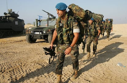 Desembarco de cascos azules españoles en la playa de Tiro (Líbano), en 2006.