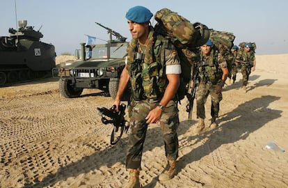 Desembarco de cascos azules espa&ntilde;oles en la playa de Tiro (L&iacute;bano), en 2006.