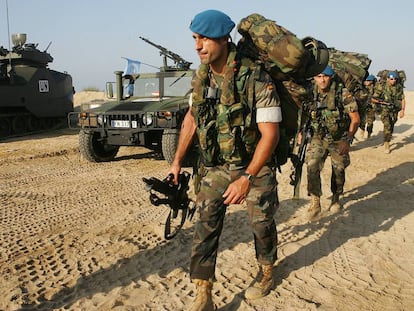 Desembarco de cascos azules espa&ntilde;oles en la playa de Tiro (L&iacute;bano), en 2006.