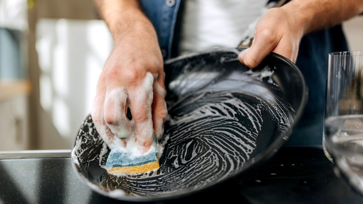 Estos estropajos de cocina son el truco definitivo para limpiar ollas y hornos: son top ventas en Amazon