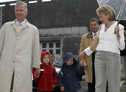 Felipe de Bélgica y la princesa Matilde posan con su hijos, en su primer día de colegio.