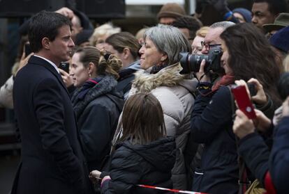 El primer ministro galo, Manuel Valls, atiende a los medios en los actos de homenaje en Saint Denis.