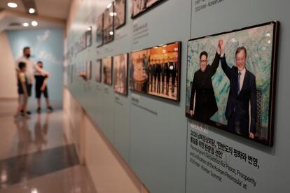 Los líderes de Corea del Sur, Moon Jae In, y Corea del Norte, Kim Jong Un, sonríen en una foto de su cumbre de Panmunjom en abril de 2018, mostrada en una exposición en el Puesto de Observación de Paju, en la Zona Desmilitarizada entre los dos países.