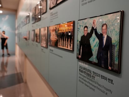 Los líderes de Corea del Sur, Moon Jae In, y Corea del Norte, Kim Jong Un, sonríen en una foto de su cumbre de Panmunjom en abril de 2018, mostrada en una exposición en el Puesto de Observación de Paju, en la Zona Desmilitarizada entre los dos países.