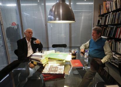 Eduardo Mendoza con Jorge Herralde, editor de Anagrama.