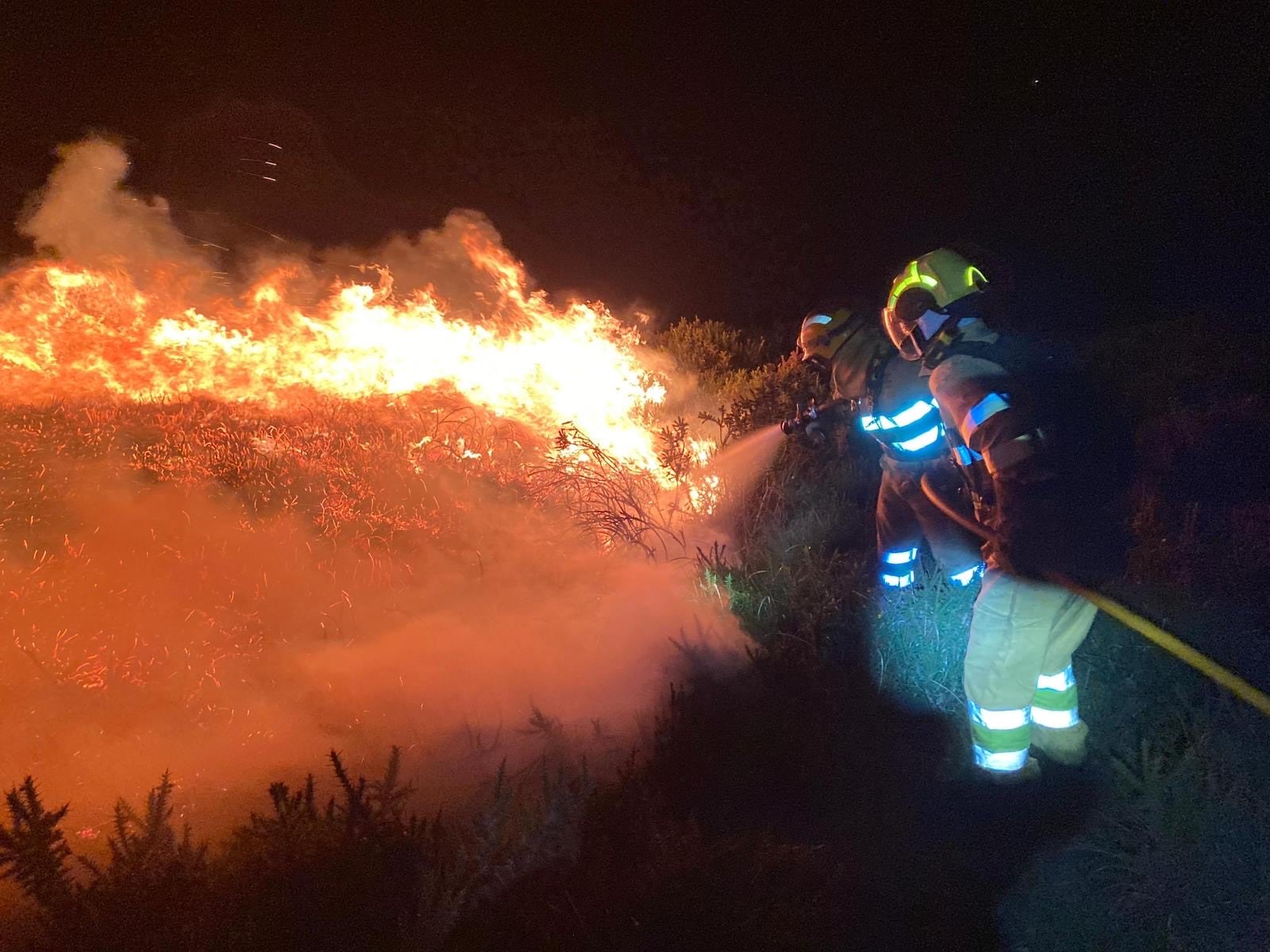 Los incendiarios provocan 20 fuegos nocturnos en Cantabria, con seis aún activos, aprovechando el viento del sur
