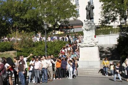 Cientos de personas esperan su turno para entrar en el Museo del Prado durante la jornada de puertas abiertas gratuita del Día de la Fiesta Nacional.