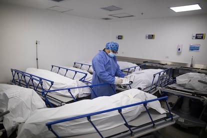 Personal de salud registra la información de pacientes que murieron por complicaciones relacionadas al covid-19 en la morgue del Hospital Regional de Zipaquirá, en junio de 2021.  