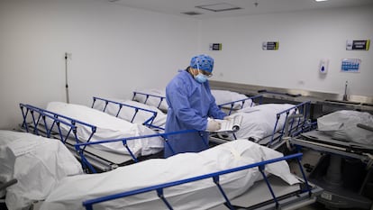 Personal de salud registra la información de pacientes que murieron por complicaciones relacionadas al covid-19 en la morgue del Hospital Regional de Zipaquirá, en junio de 2021.