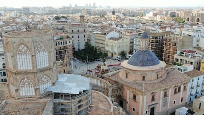 La plaza de la Virgen de Valencia, en las pasadas Fallas,  grabada por las cámaras de los drones de la policía.