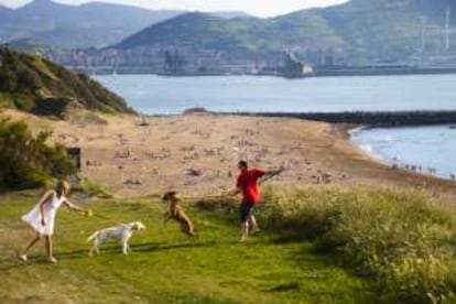 Desde la playa de Arrigunaga, arenal de Getxo que supera los 600 metros de longitud, se puede realizar la ruta de los acantilados de La Galea.