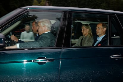 Guillermo de Inglaterra llega Balmoral conduciendo un coche en el que también van sus tíos Andrés (en primer término) y Eduardo, y la esposa de este, Sofía de Wessex, el 8 de septiembre de 2022.