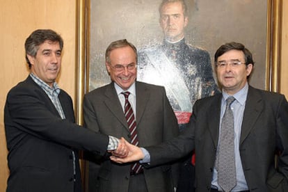 El presidente de la SEPI, Enrique Martínez Robles, entre los representantes de CC OO, Felipe López (izquierda), y UGT, Manuel Fernández Lito, tras firmar el acuerdo.