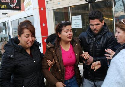 Según testigos citados por el diario Hürriyet, un individuo saltó del vehículo momentos antes de que explotara abriendo fuego, seguidamente, contra ella. En la imagen, la reacción de varios ciudadanos que se encontraban en las inmediaciones del Palacio de Justicia.