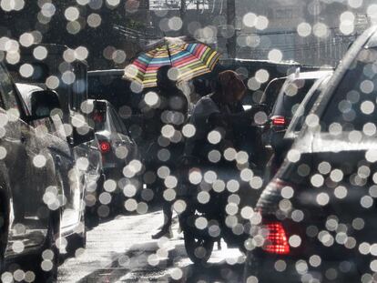 El sol ilumina las gotas de lluvia en Manila, Filipinas.