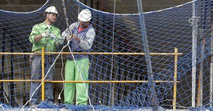 En la imagen, varios trabajadores de la construcci&oacute;n. EFE/Archivo