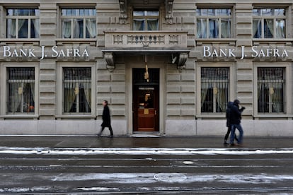 Unos ciudadanos pasean frente a una sede del banco Safra en Zurich en 2012.