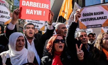 Ciudadanos turcos protestan a las puertas del peri&oacute;dico &#039;Cumhuriyet&#039;, sometido a una redada, este mi&eacute;rcoles en Estambul.