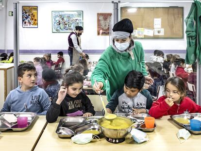 Varios alumnos durante la hora de la comida en el colegio el Grau de Valencia, en el curso pasado.