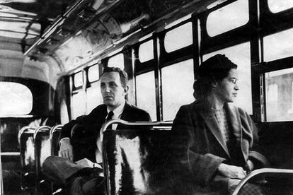 Rosa Lee Parks, una costurera de 42 años, viajaba a la Feria de Montgomery cuando, tras pagar 10 centavos, y transcurridas tres paradas, un hombre de raza blanca le requirió que le cediese su asiento reservado a afroamericanos, tal y como indicaban las leyes de la cuidad. Su negativa a ceder su asiento le valió, años después, el reconocimiento como la <i>madre</i> de los derechos civiles en EE UU.