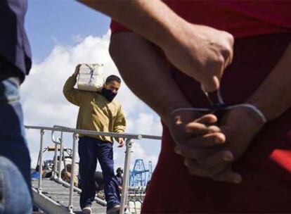 Desembarco de los fardos de cocaína que llevaba el <i>Doña Fortuna</i> en el puerto de Las Palmas.