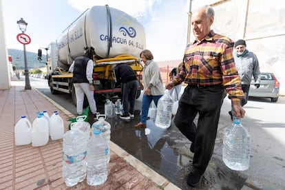 Varios vecinos de Humilladero (Málaga) rellenan este jueves garrafas de agua de un camión cisterna, al no poder beber agua del grifo.