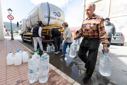 Varios vecinos de Humilladero (Málaga) rellenan este jueves garrafas de agua de un camión cisterna, al no poder beber agua del grifo.