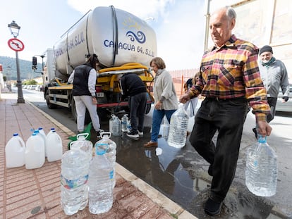 Varios vecinos de Humilladero (Málaga) rellenan este jueves garrafas de agua de un camión cisterna, al no poder beber agua del grifo.