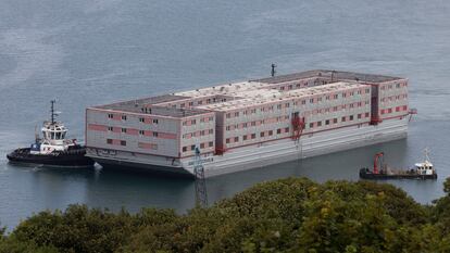 La barcaza Bibby Stockholm, una prisión flotante en la británica Isla de Portland, con capacidad para algo más de 500 personas y diseñada por el gobierno de Reino Unido para recluir a migrantes irregulares.