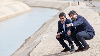 El presidente de la Región de Murcia, Fernando López Miras (derecha), y el presidente de la Comunidad Valenciana, Carlos Mazón, visitan el canal del trasvase Tajo-Segura, este jueves, a su paso por Alhama de Murcia.