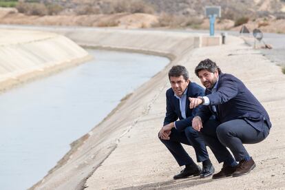 El presidente de la Región de Murcia, Fernando López Miras (derecha), y el presidente de la Comunidad Valenciana, Carlos Mazón, visitan el canal del trasvase Tajo-Segura, este jueves, a su paso por Alhama de Murcia.