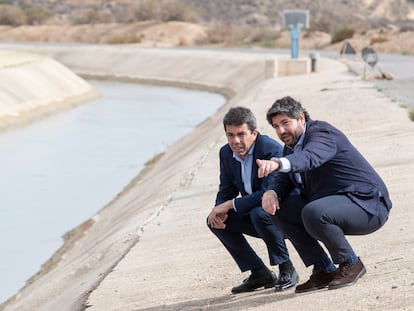 El presidente de la Región de Murcia, Fernando López Miras (derecha), y el presidente de la Comunidad Valenciana, Carlos Mazón, visitan el canal del trasvase Tajo-Segura, este jueves, a su paso por Alhama de Murcia.