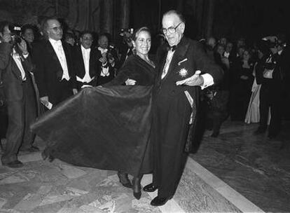Camilo José Cela baila con Marina Castaño, su esposa, en Estocolmo tras recibir el premio Nobel de Literatura en 1989.