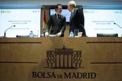 El secretario general del Tesoro, Íñigo Fernández De Mesa (i), y el presidente de la bolsa española, Antonio Zoido, conversan poco antes de la inauguración hoy de las primeras emisiones de deuda soberana para pequeños inversores.