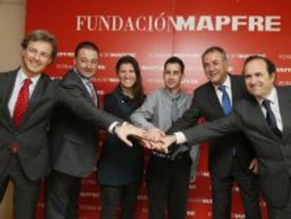Representantes de Fundaci&oacute;n Mapfre, McDonald&#039;s y el Ayuntamiento de El Prat, durante el acto de presentaci&oacute;n del empleado n&uacute;mero 1.000 (en el centro) del programa Juntos Somos Capaces.