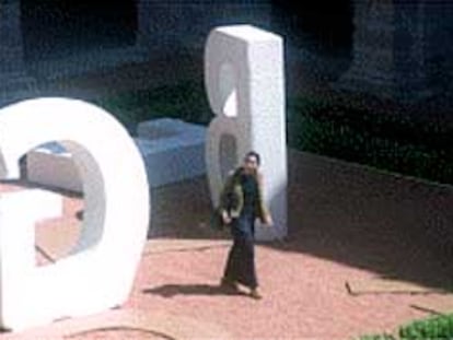 Letras gigantes instaladas para la exposición en el claustro del antiguo monasterio de Sant Miquel dels Reis.