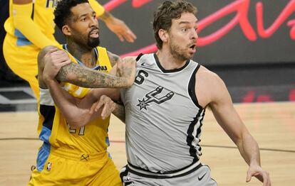 Pau Gasol y Wilson Chandler.