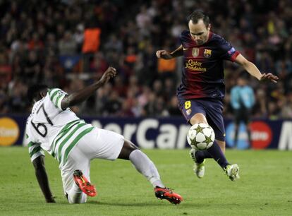 Iniesta se marcha de Wanyama.