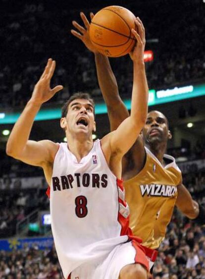 El base español José Manuel Calderón entra a canasta ante la mirada del jugador de los Wizards Jamison.