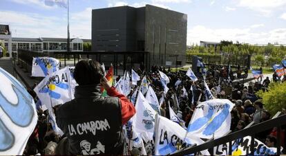 Seguidores de Néstor Kirchner lo homenajean en el segundo aniversario de su muerte, el 27 de octubre de 2012.
