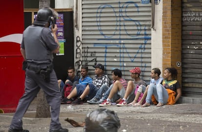 Pessoas que moravam no prédio são detidas para identificação pelos policiais militares. As informações iniciais diziam que 80 pessoas foram levadas para a delegacia. O movimento dos sem-teto afirma que esse número passou de cem.