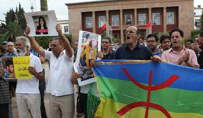 Manifestantes sujetan carteles con fotos de activistas encarcelados y la bandera Amazigh durante una protesta en Rabat celebrada el pasado jueves 20 de julio en solidaridad con los presos de Alhucemas.