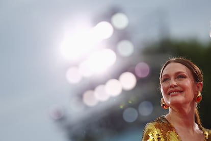 Julianne Moore posa en la alfombra roja del festival de cine de Venecia.