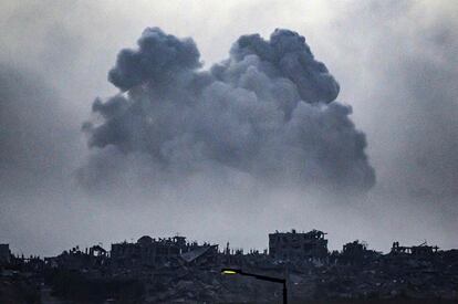 Una columna se humo se eleva tras un ataque israelí, en la Franja de Gaza.