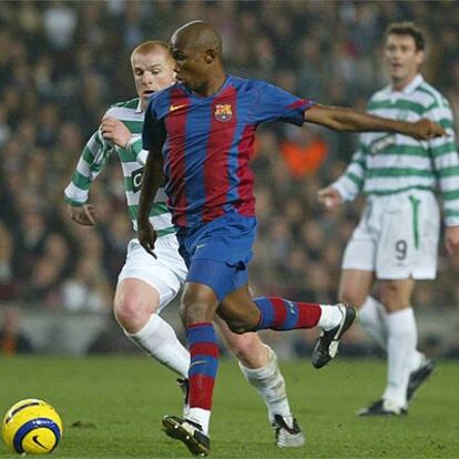 Etto regatea a Neil Lennon antes de marcar ante el Celtic