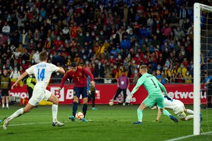 Álvaro Morata marca el tercer tanto ante Islandia, en Riazor.