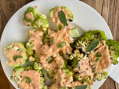 “Filetes” de brócoli con salsa de tahini picante